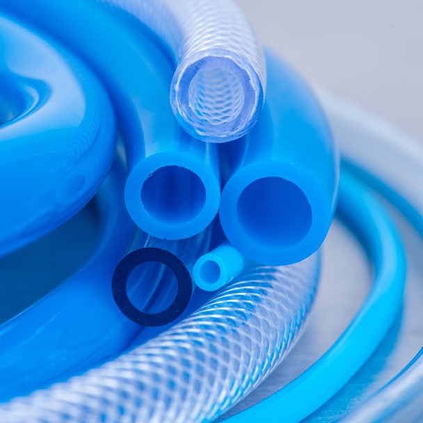 Primer plano de una manguera de PVC flexible