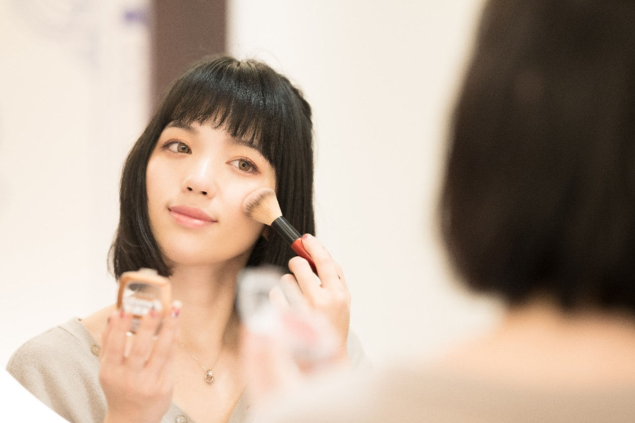 メイクアップする女性